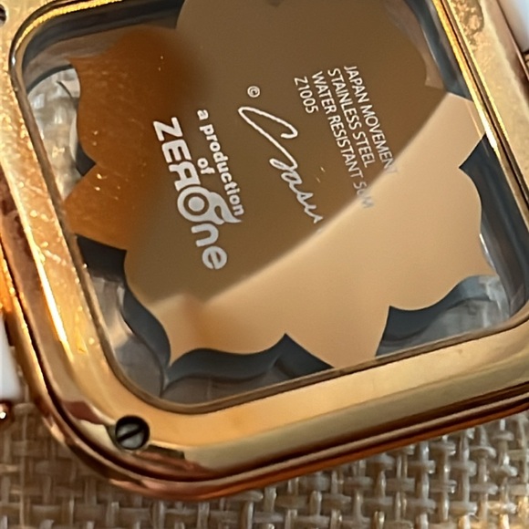 ZERONE Crossover SASU “untitled” white and gold analog watch!!! New Battery - Picture 10 of 10
